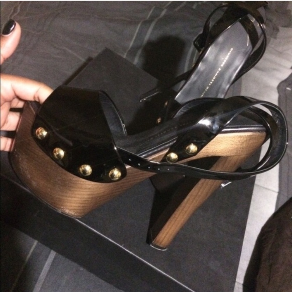 Strappy shoe